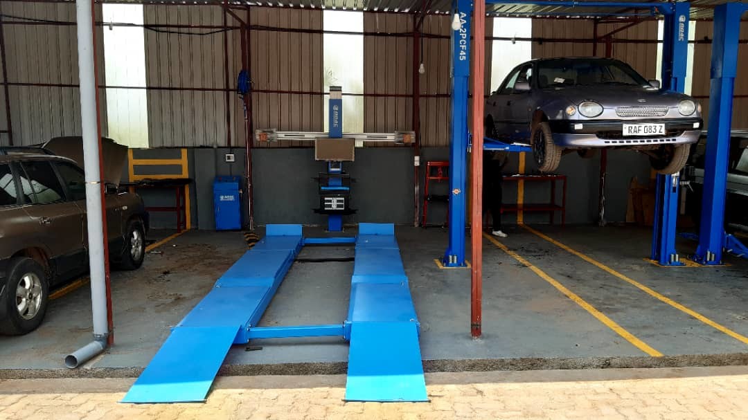 Laatste bedrijfscasus over Autolift, schaarlift, groeperingsmachine, spraybooth geïnstalleerd in Rwanda